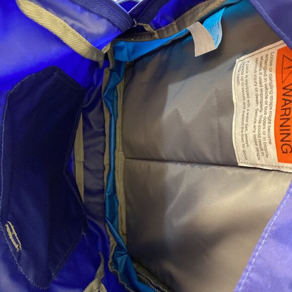 L L Bean original backpack, expandable, 30L, reflective, Gorpcore, durable - Picture 4 of 9